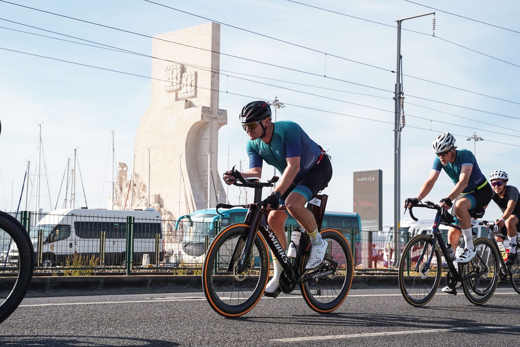 Atleet met de armen wijd aan de start van een triatlon