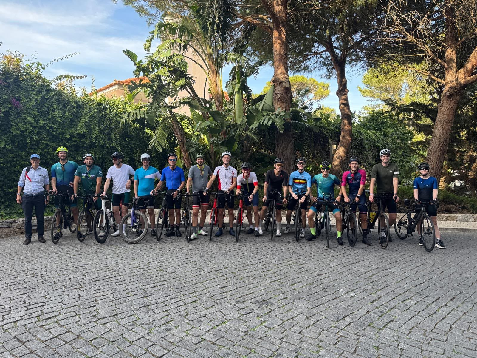 Bedrijfsteam in triatlonpakken na de finish