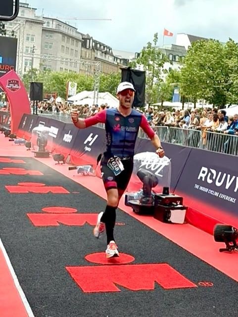 Lennert loopt naar de finish van een Ironman