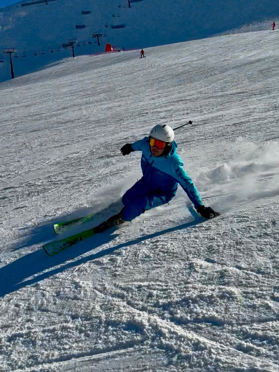 Lennert in een carve-bocht op de piste