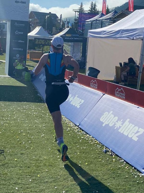 Aurélie op weg naar de finish van de Alpe d’Huez Triathlon